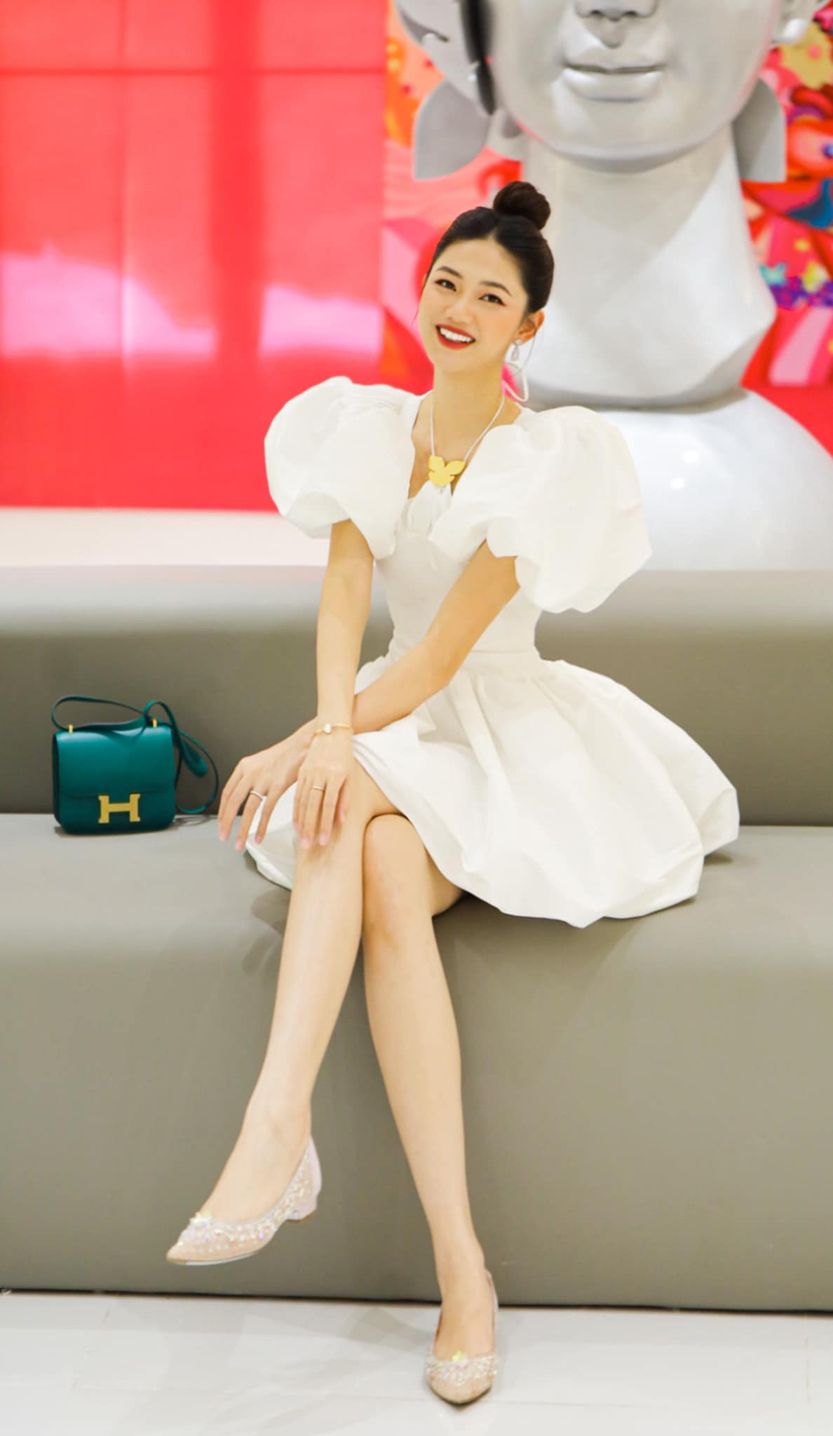 Sau 3 năm kết hôn, người đẹp thấy mình vừa trưởng thành lại vừa nhỏ bé hơn. Trưởng thành vì đã là một người mẹ, nhưng nhỏ bé vì đã có một vòng tay che chở, chiều chuộng. Mặc dù chồng hơn nhiều tuổi nhưng người đẹp nhận thấy chồng rất tâm lý, thương vợ. Á hậu Ngô Thanh Thanh Tú kết hôn cùng doanh nhân Thành Phương hơn cô 16 tuổi. Ảnh: FBNV.