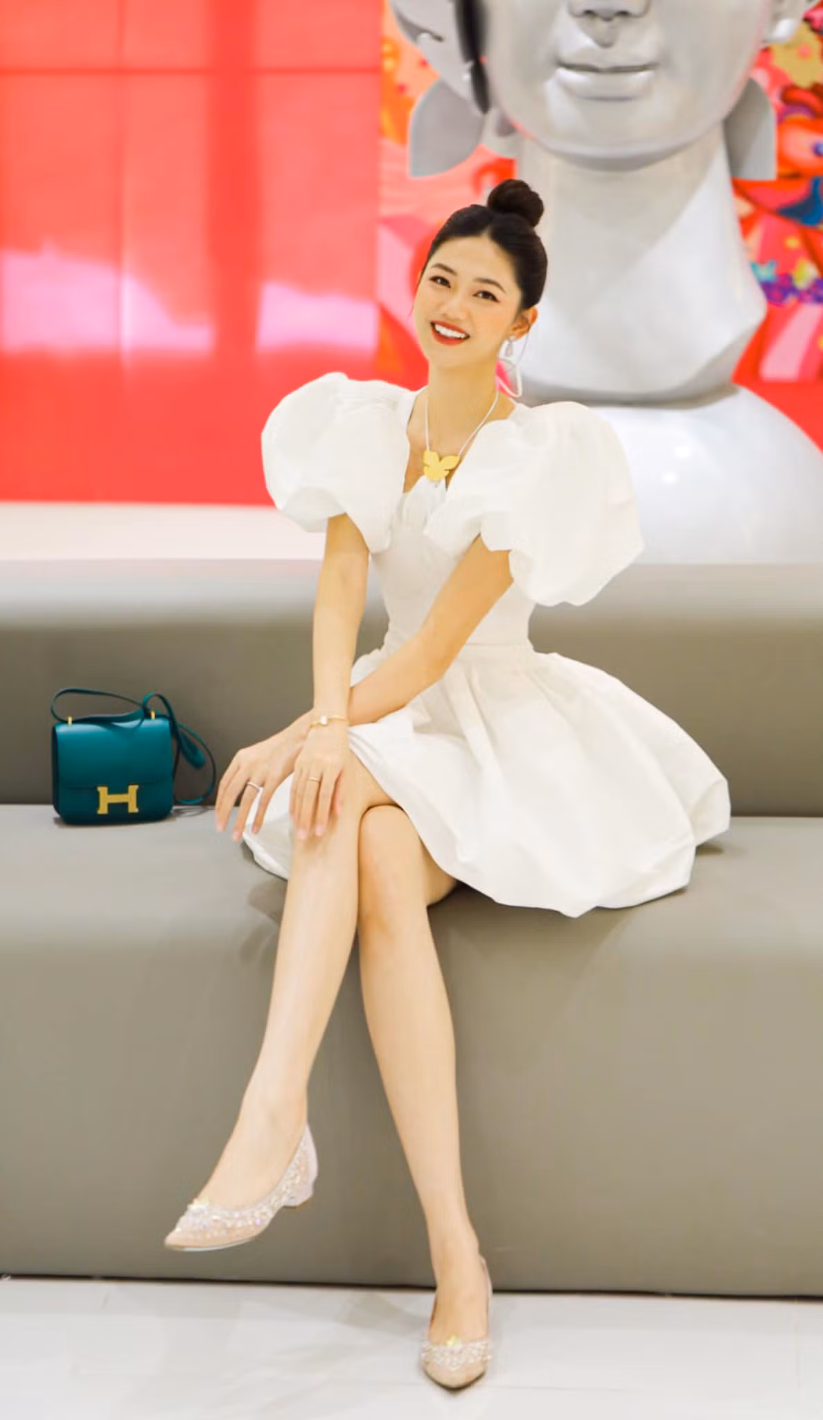 Sau 3 năm kết hôn, người đẹp thấy mình vừa trưởng thành lại vừa nhỏ bé hơn. Trưởng thành vì đã là một người mẹ, nhưng nhỏ bé vì đã có một vòng tay che chở, chiều chuộng. Mặc dù chồng hơn nhiều tuổi nhưng người đẹp nhận thấy chồng rất tâm lý, thương vợ. Á hậu Ngô Thanh Thanh Tú kết hôn cùng doanh nhân Thành Phương hơn cô 16 tuổi. Ảnh: FBNV.