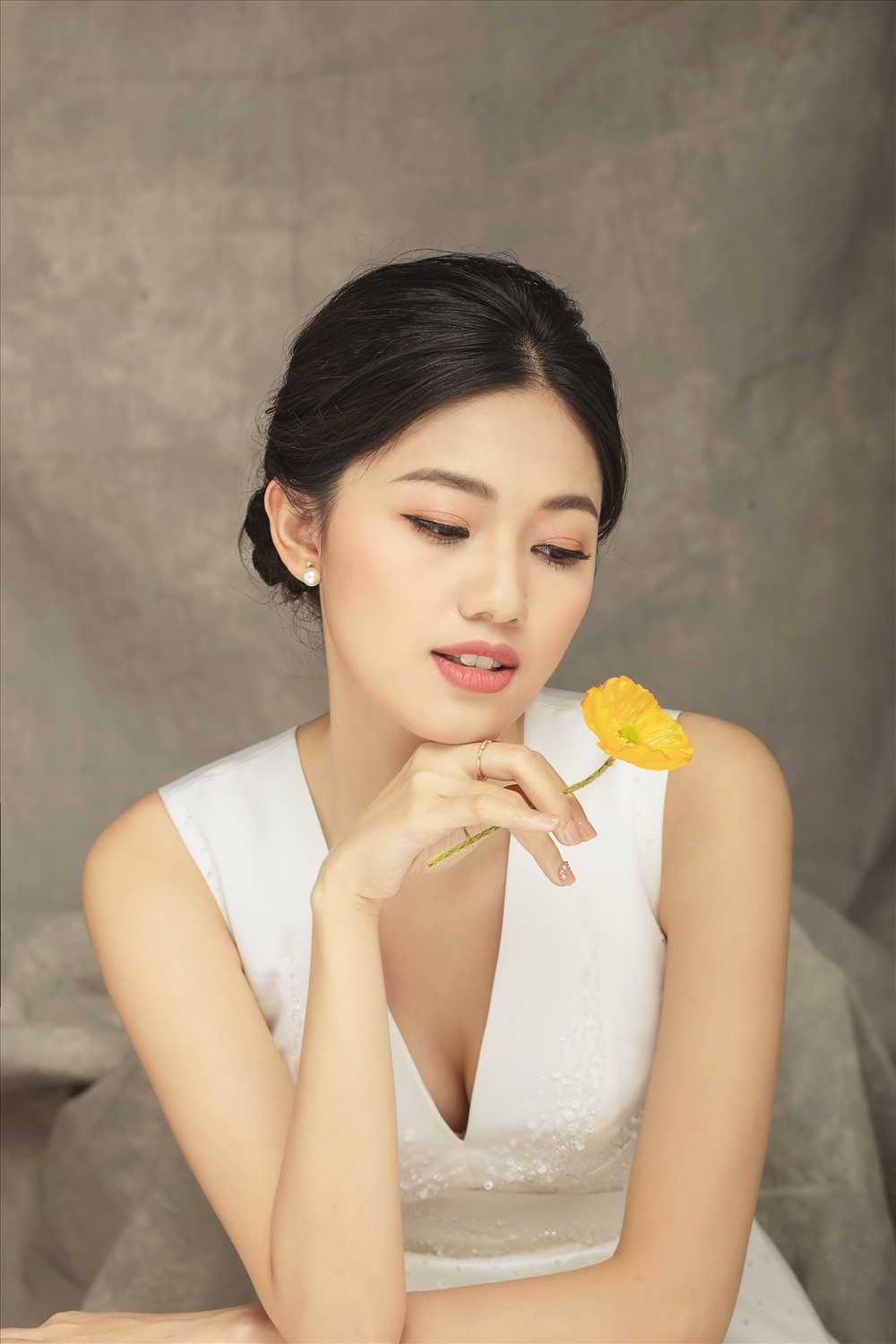 Ngoài việc dành thời gian chăm sóc gia đình, Á hậu Thanh Tú cũng thường xuyên đi du lịch nhiều nơi cùng ông xã. Cô tiết lộ chồng doanh nhân chính là thợ ảnh của mình trong mỗi chuyến đi.