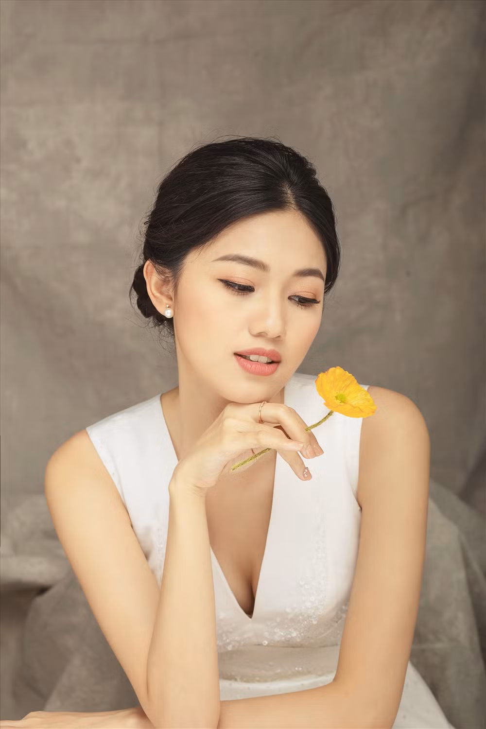 Ngoài việc dành thời gian chăm sóc gia đình, Á hậu Thanh Tú cũng thường xuyên đi du lịch nhiều nơi cùng ông xã. Cô tiết lộ chồng doanh nhân chính là thợ ảnh của mình trong mỗi chuyến đi.