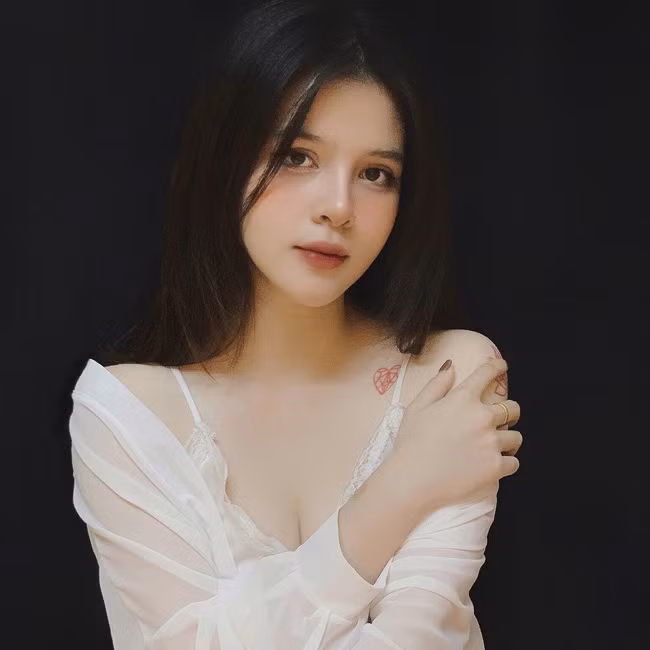 Nhiều người nhận xét, cô là ví dụ điển hình cho câu nói: "Con gái chưa giảm cân thì chưa biết mình đẹp thế nào”.