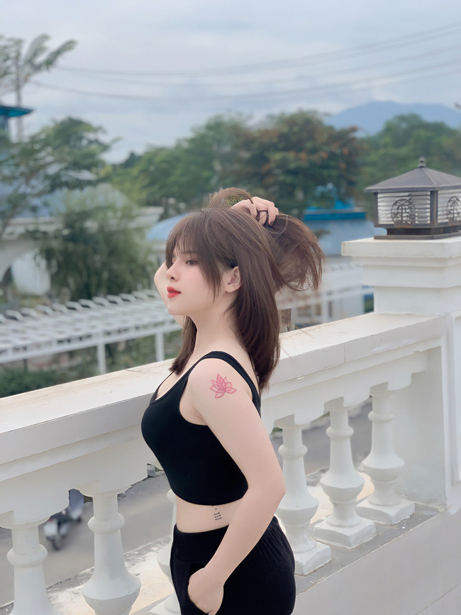 Phương Hoa từng bị trêu chọc không ít vì ngoại hình nấm lùn, béo mập. Tuy nhiên, hiện tại cô lại nhận được rất nhiều sự ngưỡng mộ của mọi người về hành trình "lột xác" của mình.