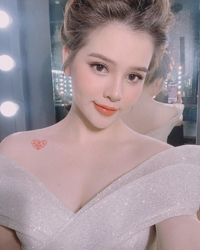 Gần đây, cô nàng thường xuyên chia sẻ những hình ảnh gợi cảm trên trang cá nhân.