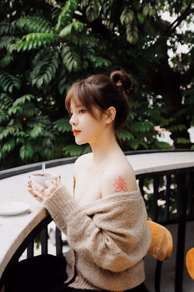 Cuộc sống cô nàng sôi động và tươi đẹp hơn kể từ sau khi cải thiện ngoại hình. Đến giờ, cô nàng vẫn duy trì chế độ ăn uống hợp lý và chăm chỉ luyện tập tại nhà để giữ gìn vóc dáng.