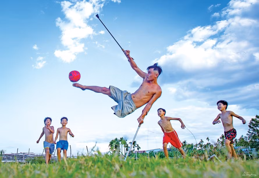 Luong Phi va hanh trinh mot chan