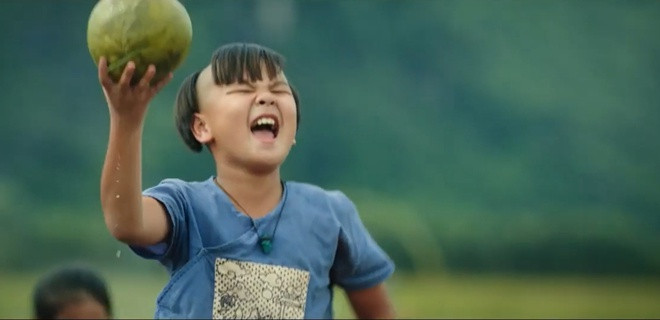 Người dùng mạng xã hội nhanh chóng phân tích rằng để lấy được quả bưởi từ dưới giếng theo cách của Trạng Tí, đám trẻ làng Phan Thị cần đổ vào đó hàng trăm gàu nước. Đây là một sự phức tạp hóa không cần thiết, thậm chí phi lý. Tiếp đó, việc múc nước ruộng đổ vào giếng cũng phản khoa học khi có thể khiến nguồn nước sinh hoạt bị nhiễm bẩn. Ảnh: Studios68.