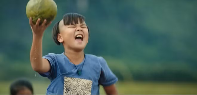 Người dùng mạng xã hội nhanh chóng phân tích rằng để lấy được quả bưởi từ dưới giếng theo cách của Trạng Tí, đám trẻ làng Phan Thị cần đổ vào đó hàng trăm gàu nước. Đây là một sự phức tạp hóa không cần thiết, thậm chí phi lý. Tiếp đó, việc múc nước ruộng đổ vào giếng cũng phản khoa học khi có thể khiến nguồn nước sinh hoạt bị nhiễm bẩn. Ảnh: Studios68.