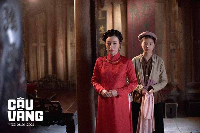  Mợ ba của Cậu Vàng: Trong Cậu Vàng, mợ ba (Băng Di) được giới thiệu là người con gái xuất thân từ vùng Nam Bộ, do gia cảnh nghèo khó mà chấp nhận về làm vợ Bá Kiến. Nhưng vì không làm rõ bằng cách nào mà Bá Kiến và bà ba gặp được nhau khi kẻ Bắc người Nam, khoan nói đến chuyện thành vợ chồng, nên xuất thân của bà ba vô tình trở thành một hạt sạn nội dung của phim. Trên mạng, khán giả nhận xét thời điểm ấy, làn sóng di dân chủ đạo là người Bắc vào Nam làm phu cao su, chiều ngược lại như bà ba ít khả năng xảy ra. Ảnh: BuiCuong Film.