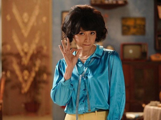 Cậu bạn nối khố, đã quen từng đường đi nước bước của Hoàng, hết lần này tới lần khác không nhận ra anh chàng đang giả gái. Người này thậm chí phải lòng và buông lời tán tỉnh chính cậu thân của mình. Tiếp đến, vị đạo diễn bộ phim sitcom mà Hoàng tình cờ được nhận vai nữ chính, luôn tự tin "anh có con mắt nhìn người" lại chẳng thể phát hiện ra giới tính thật của "nàng thơ". Sự ngây thơ tới nực cười của dàn nhân vật phụ biến Em là của em trở thành bộ phim vụng về. Ảnh: LeDao Media.