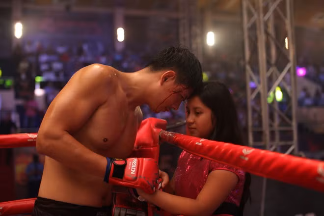  Trận so găng trong Sám hối: Sám hối là dự án phim được đầu tư kinh phí "khủng" lên tới 50 tỷ đồng. Phim thuộc nhóm tác phẩm thua lỗ nặng nề khi ra rạp đầu năm 2021 khi chưa thu về đủ 1 tỷ đồng. Thất bại của Sám hối là tất yếu, bởi bản thân tồn tại quá nhiều hạt sạn tình tiết khiến khán giả nhíu mày. Ảnh: Anh Sao Production.