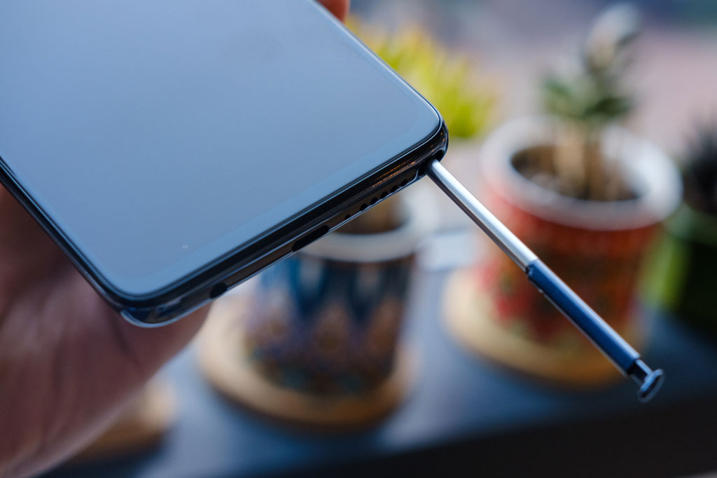 Motorola Moto G Stylus 2021 sở hữu 4 camera sau. Cảm biến chính độ phân giải 48 MP, khẩu độ f/1.7 cho khả năng lấy nét theo pha. Ống kính thứ hai 8 MP, f/2.2 với góc rộng 118 độ. Cảm biến chiều sâu và ống kính macro cùng có độ phân giải 2 MP, f/2.2. Moto G Stylus 2021 có thể ghi hình 4K. Máy ảnh selfie 16 MP, f/2.0.