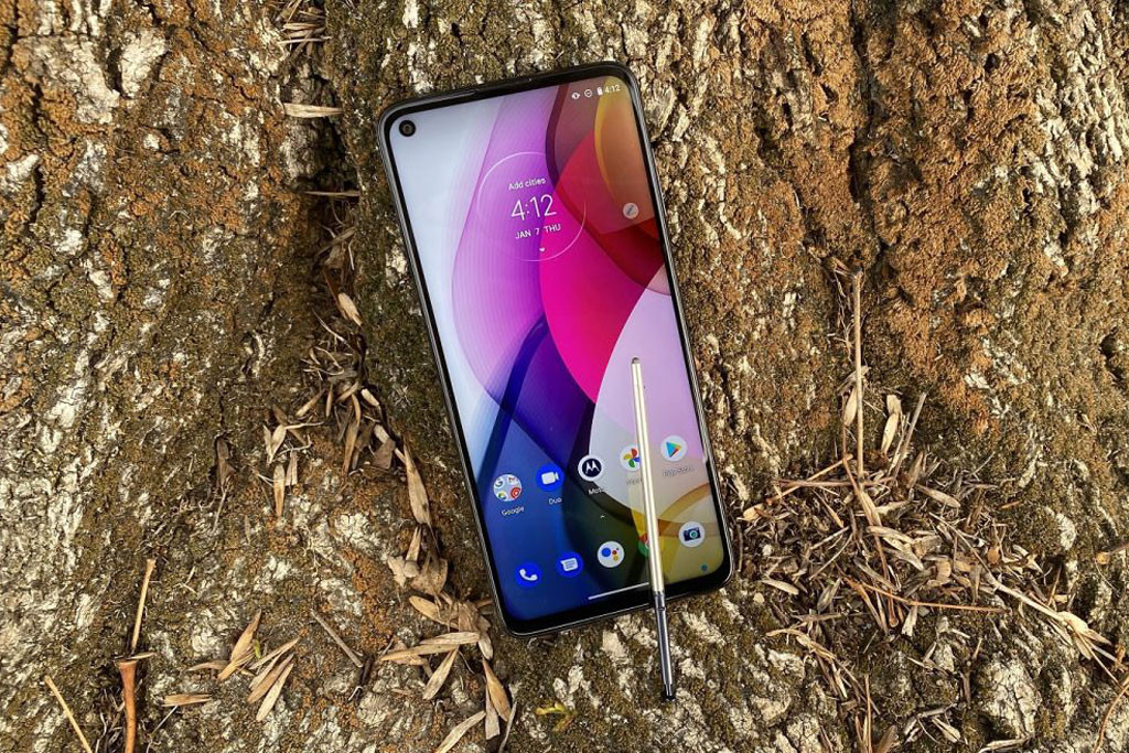 Moto G Stylus 2021 được Motorola sơn phủ thêm lớp nano ở lớp vỏ giúp nó có khả năng kháng nước nhẹ. Dung lượng pin 4.000 mAh nhưng không hỗ trợ sạc nhanh.