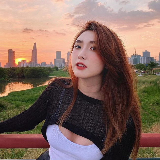 Cô xinh đẹp, nhẹ nhàng nhưng không kém phần gợi cảm.