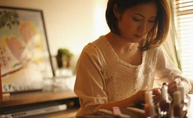 Thay chong mua do an o cho, toi bam theo lang nguoi biet noi anh den