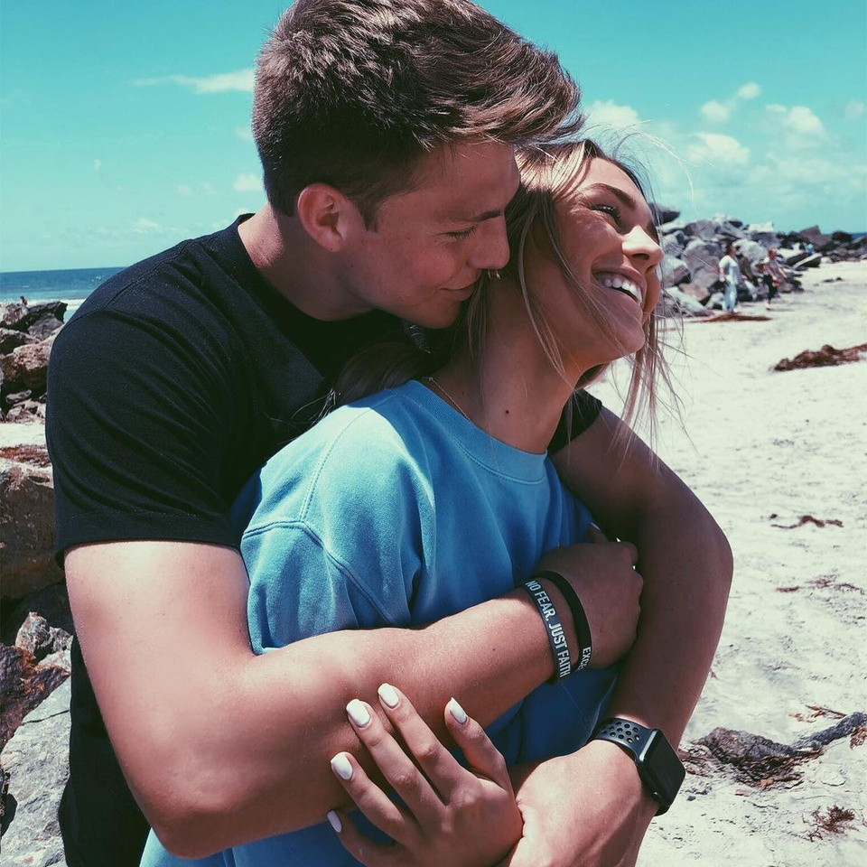 Không chỉ đăng nhiều ảnh chụp chung, Gile từng có chia sẻ ngọt ngào về nửa kia: “Anh ấy là người vị tha, tốt bụng và chăm chỉ nhất mà tôi biết. Tôi là cô gái may mắn nhất trên thế giới và không biết mình đã làm gì để xứng đáng với anh ấy”.