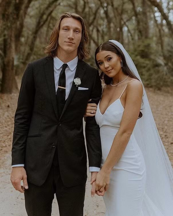 Marissa Lawrence không ngại đăng ảnh chụp chung và lời yêu thương dành cho bạn đời. Khi được nửa kia cầu hôn giữa sân vận động, nữ người mẫu viết: “Tôi choáng ngợp bởi cảm giác biết ơn khi kết hôn với người bạn thân nhất. Anh ấy có kế hoạch cầu hôn tỉ mỉ và ngọt ngào nhất. Chúng tôi cũng có những người bạn tuyệt vời giúp tổ chức hôn lễ đáng nhớ”.