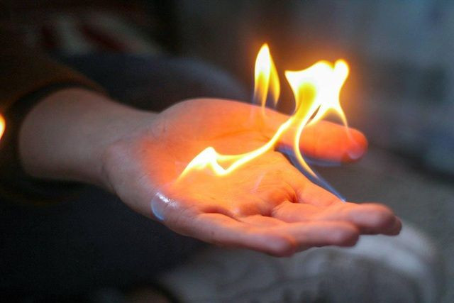 Kinh di nguoi tu boc chay thanh tro nhung do vat van nguyen-Hinh-3