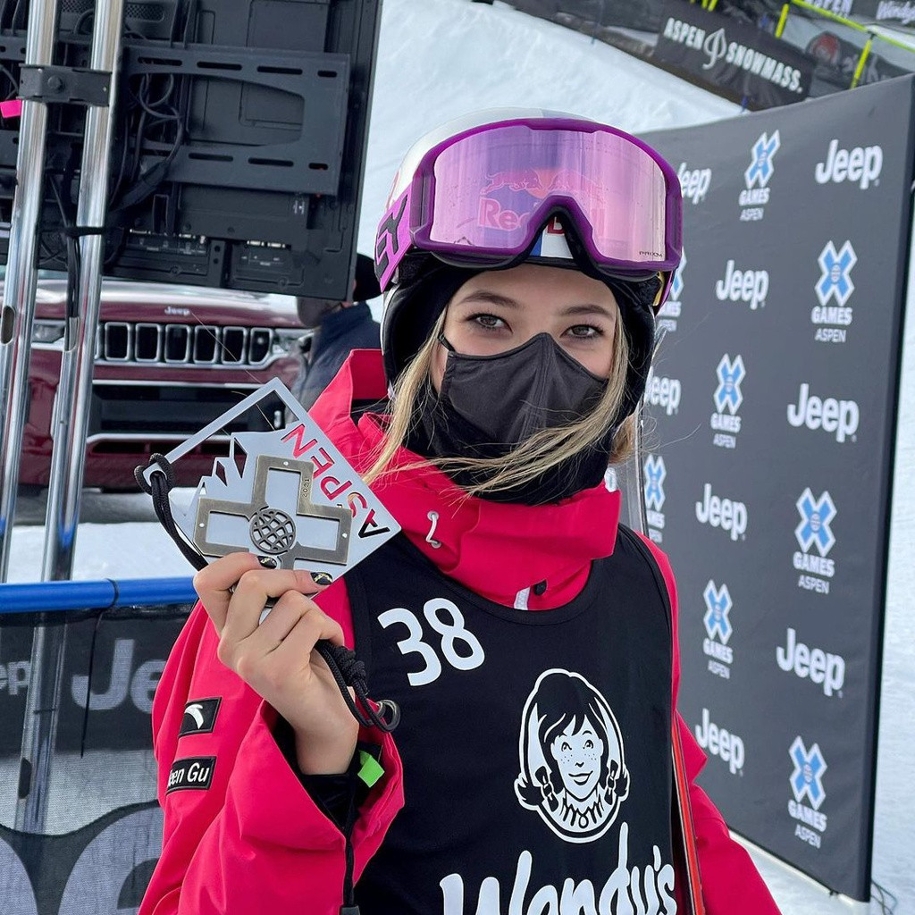 Đến với trượt tuyết từ năm 3 tuổi, Eileen Gu tham gia cuộc thi cấp quốc gia năm 9 tuổi và giành chức vô địch World Cup đầu tiên năm 15 tuổi. Cô luôn mơ ước được tranh tài tại đấu trường Olympic.