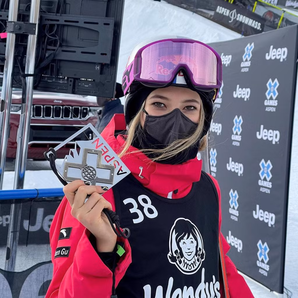 Đến với trượt tuyết từ năm 3 tuổi, Eileen Gu tham gia cuộc thi cấp quốc gia năm 9 tuổi và giành chức vô địch World Cup đầu tiên năm 15 tuổi. Cô luôn mơ ước được tranh tài tại đấu trường Olympic.