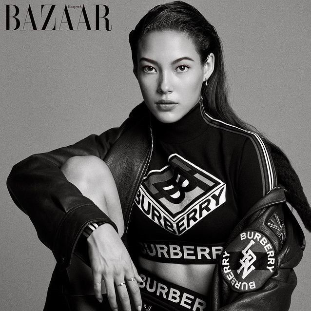 Cô nàng sinh năm 2003 còn đam mê thời trang và từng xuất hiện trên nhiều tạp chí thời trang như Vogue, Cosmopolitan và Harper's Bazaar của Trung Quốc.