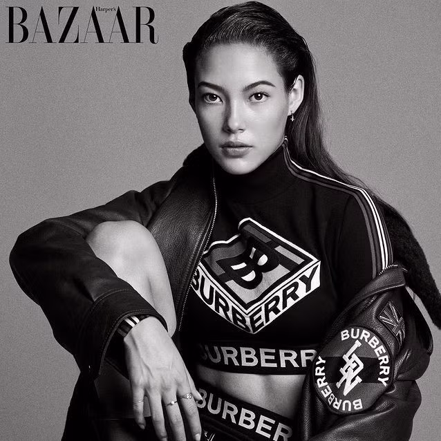 Cô nàng sinh năm 2003 còn đam mê thời trang và từng xuất hiện trên nhiều tạp chí thời trang như Vogue, Cosmopolitan và Harper's Bazaar của Trung Quốc.