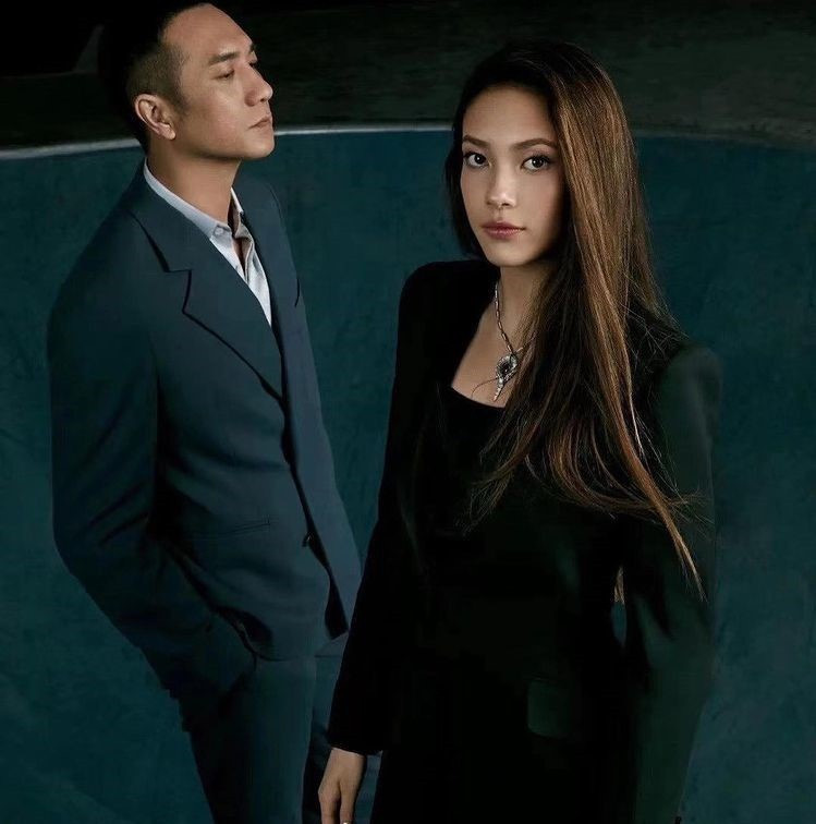 Dù lớn lên tại Mỹ, Eileen vẫn học và thông thạo tiếng Trung. Mỗi mùa hè, cô về Bắc Kinh học thêm và trải nghiệm văn hóa Trung Quốc. "Vì vậy tôi mang bản sắc của cả hai đất nước, chúng tạo nên con người tôi toàn vẹn".