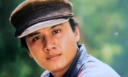 Lê Công Tuấn Anh sinh năm 1966, là người gốc Huế. Bố mẹ ly hôn từ sớm khiến Lê Công Tuấn Anh phải tự mình lao động đủ nghề từ bán báo đến đánh giày để kiếm sống. Tình cờ, anh được nghệ sĩ Lê Bình phát hiện ra năng khiếu diễn xuất nên giúp đỡ, khuyến khích cho anh đóng thử kịch nói.