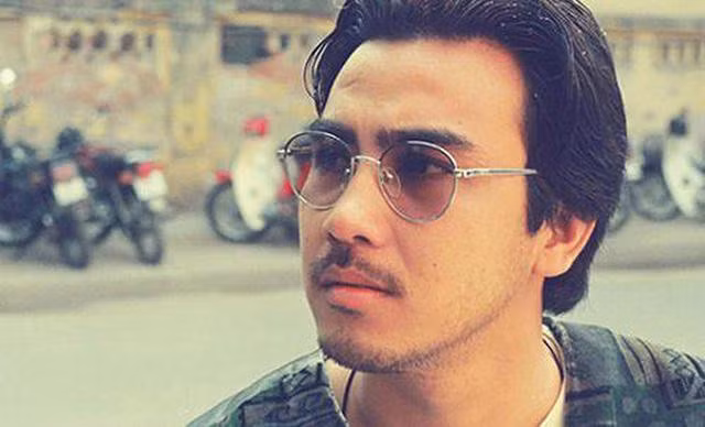 Anh được mời đóng vai phụ trong phim "Khát vọng sống". Tuy nhiên, tới sát ngày quay nam diễn viên chính là Lê Công Tuấn Anh lại bất ngờ bỏ vai. Quyền Linh được chọn vào vai chính sau khi trải qua cuộc thi tuyển với 10 người khác. Sau "Khát vọng sống", Quyền Linh tham gia nhiều bộ phim khác như: Hoa trinh nữ, Vườn đào năm ấy, Đứa con rơi... Với vẻ ngoài đẹp trai, lãng tử, Quyền Linh được nhiều người gọi là tài tử điện ảnh, bên cạnh những cái tên như: Lê Công Tuấn Anh, Lê Tuấn Anh...