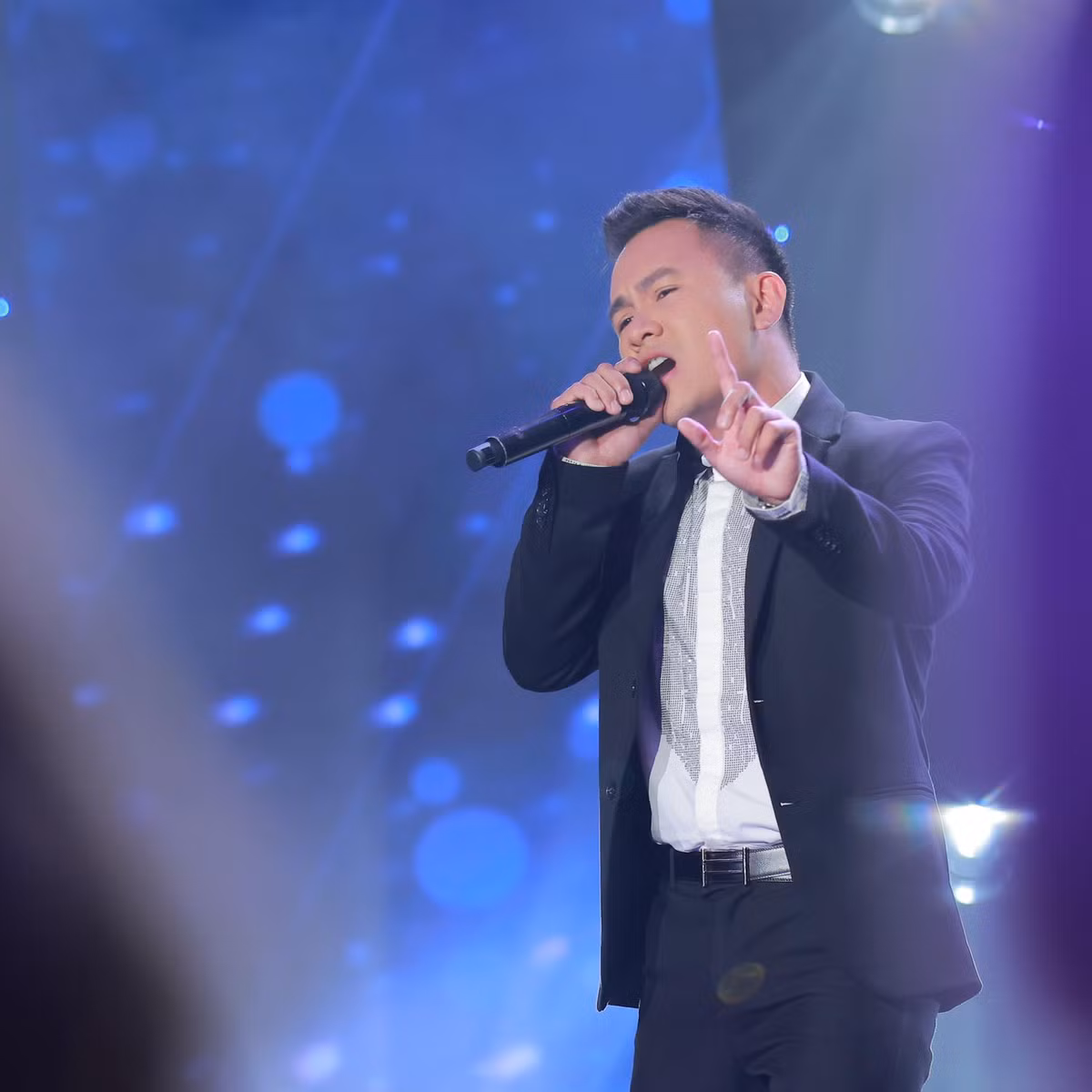 Con trai ruot Hoai Linh lan dau len tieng ve hon the o My