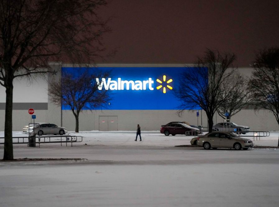 Tuyết phủ kín bãi gửi xe tại một cơ sở của Walmart. Ảnh: Dallas News.
