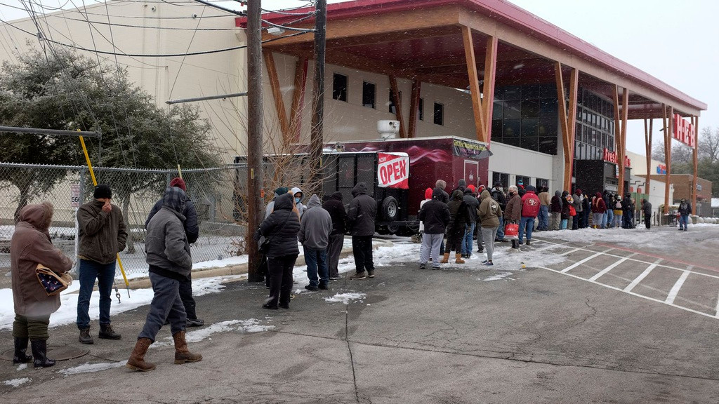 Các siêu thị ở Texas đều trong tình trạng quá tải. Ảnh: AP.