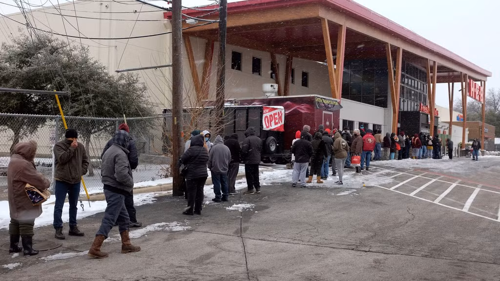 Các siêu thị ở Texas đều trong tình trạng quá tải. Ảnh: AP.