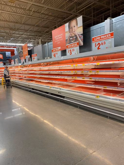 Các quầy thực phẩm đông lạnh đều trống trơn. Chuỗi siêu thị HEB thậm chí phải đặt giới hạn mua cho mỗi khách hàng và điều chỉnh lại khung giờ hoạt động. Ảnh: Twitter.