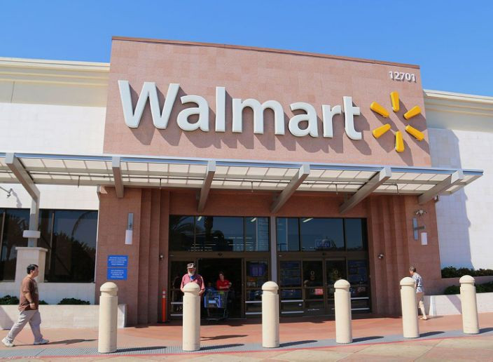 Trong khi đó, đại diện chuỗi bán lẻ Walmart cho biết đã đóng cửa hàng trăm cơ sở tại 10 bang do bão tuyết khắc nghiệt. Ảnh: Yahoo News.