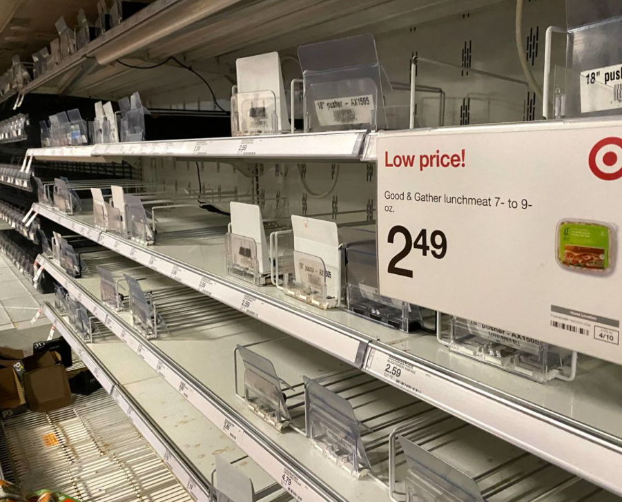 Kệ hàng trống trơn bên trong cửa hàng Target tại Lewsiville. Ảnh: Dallas News.