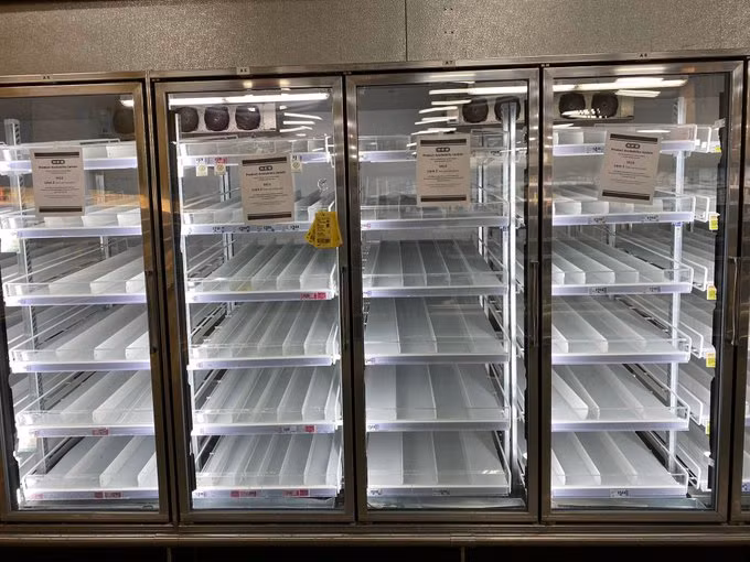 Hình ảnh bên trong một kệ hàng tại siêu thị được người dân đăng tải lên mạng xã hội. Ảnh: Twitter.