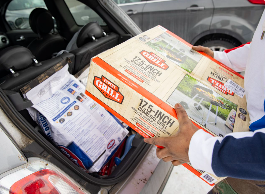 Một người mua than và bếp nướng. Ảnh: Dallas News.