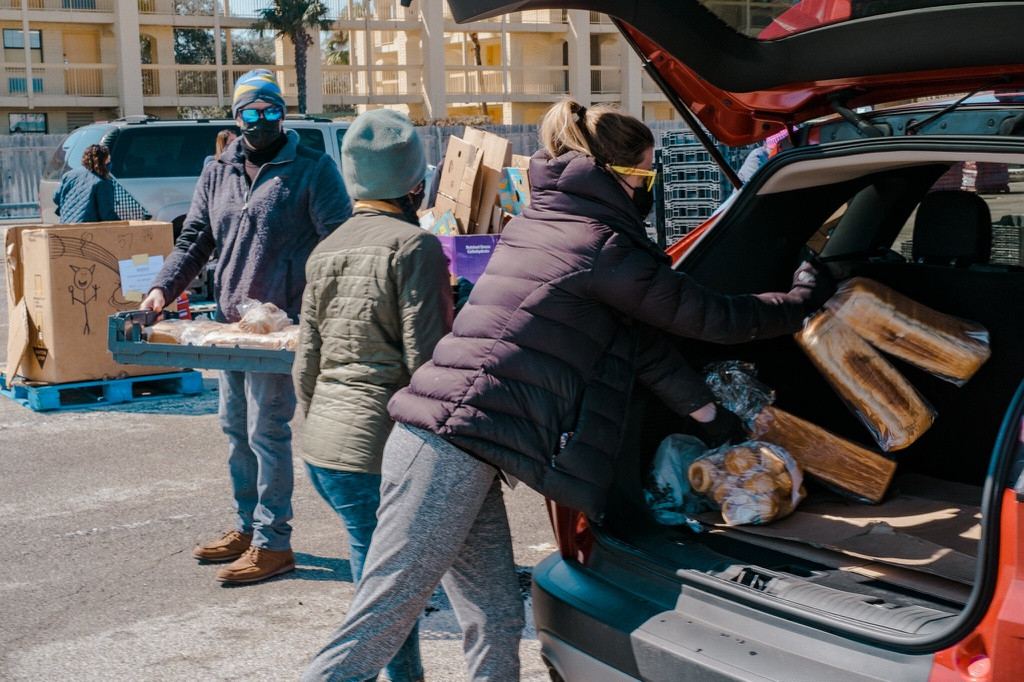 Bánh mì và các món đồ ăn nhanh được nhiều người săn lùng nhất. Ảnh: NYT.