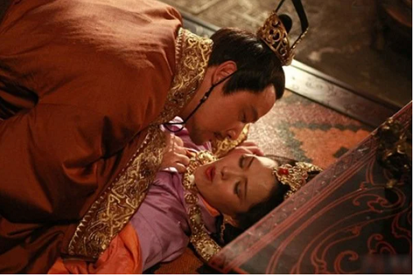 Vi Hoang de ki la: Chi an choi, he thay trom la vo nhu khong