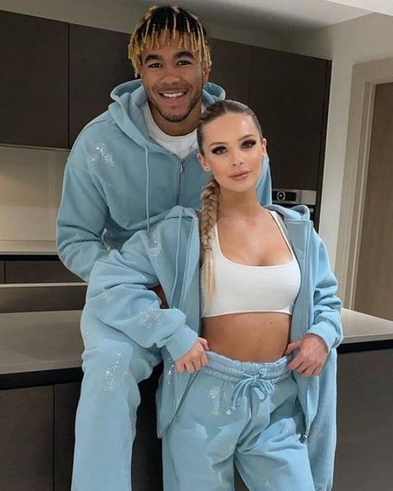 Mia McClenaghan (21 tuổi) hẹn hò với hậu vệ Reece James của CLB Chelsea (Vương quốc Anh) từ đầu năm 2020. Dù có chiều cao khiêm tốn 1,57 m, McClenaghan là người mẫu ảnh đắt show và influencer nổi tiếng trên Instagram. Bên cạnh vẻ ngoài gợi cảm, cô còn nhận nhiều lời khen khi tốt nghiệp cử nhân Luật tại Royal Holloway, ĐH London.