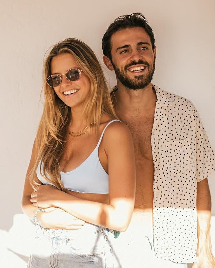 Ines Degener Tomaz (22 tuổi) đã kết hôn với tiền vệ Bernardo Silva của Bồ Đào Nha trong thời gian phong tỏa vì dịch COVID-19. Tháng 5 vừa qua, nàng WAGs chia sẻ video tổng hợp hài hước của hai người nhân kỷ niệm một năm ngày cưới.