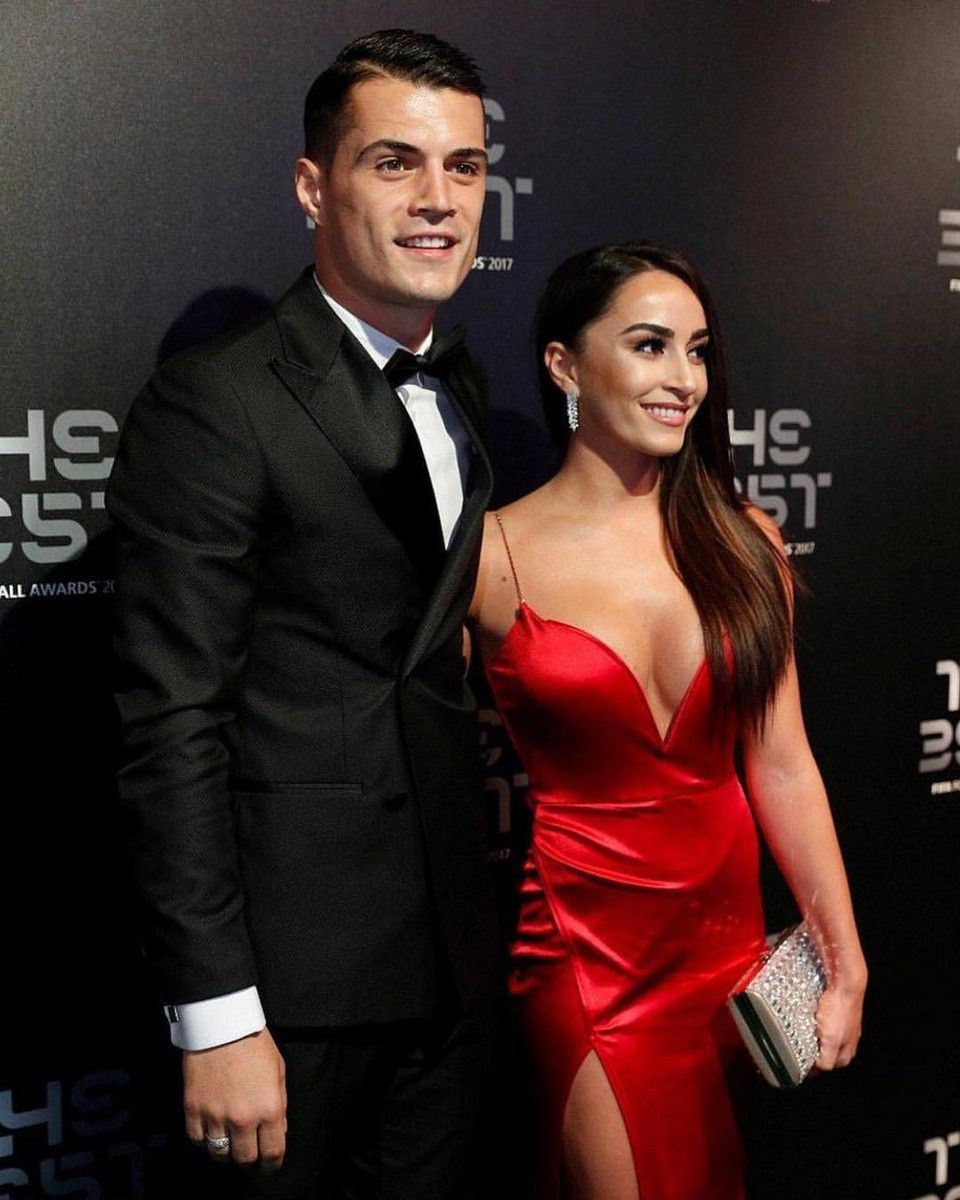 Leonita Lekaj (29 tuổi) là vợ cầu thủ Granit Xhaka của CLB Arsenal và đội tuyển quốc gia Thụy Sĩ. Người mẫu Instagram lần đầu tiên được phát hiện hẹn hò với Granit (28 tuổi) khi tới cổ vũ anh tại Euro 2016. Họ ở bên nhau 6 năm và có 2 con chung. Ảnh: leonita.x.