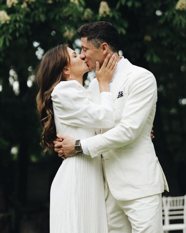 Anna Lewandowska (32 tuổi) là vợ của ngôi sao Bayern Munich Robert Lewandowski (người Ba Lan). Cô là vận động viên điền kinh và từng giành huy chương tại các giải vô địch karate trên toàn thế giới. Anna kết hôn với Robert vào năm 2013 và có 2 con gái. Năm ngoái, cặp vợ chồng đã quyên góp 1 triệu euro cho cuộc chiến chống lại đại dịch COVID-19. Ảnh: @annalewandowskahpba.