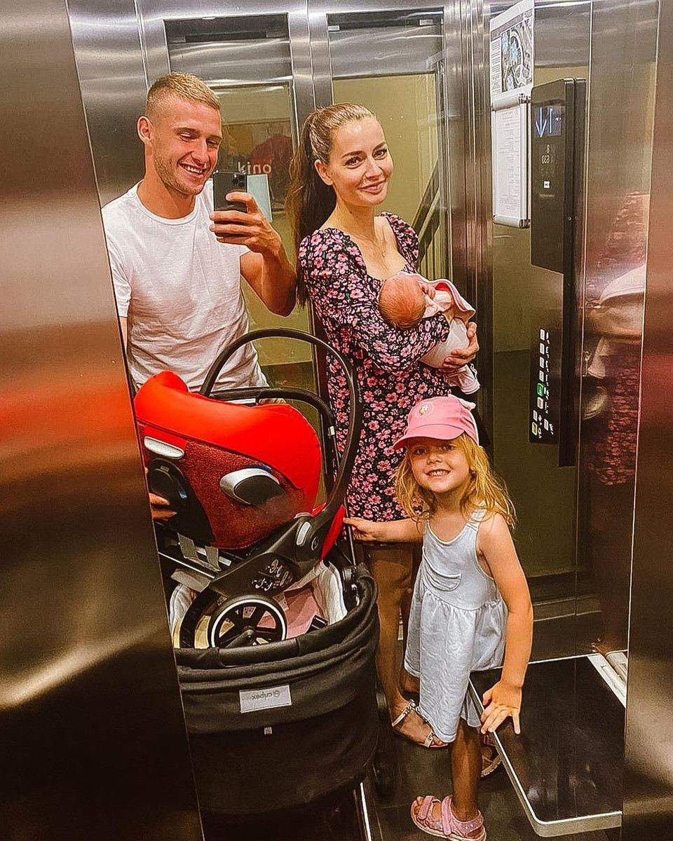 Tereza Kaderabkova (30 tuổi) kết hôn với chân sút Pavel Kaderabek của Cộng hòa Czech năm 2017. Cô là con gái của một trọng tài bóng đá. Kaderabkova thành danh với tư cách người mẫu và đăng quang cuộc thi Hoa hậu Cộng hòa Czech 2012.