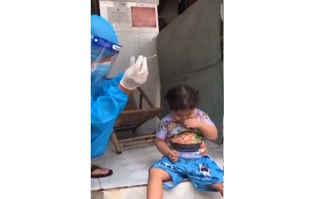 Tinh nguyen vien “bay tro du do” de be gai chiu lay mau xet nghiem-Hinh-2