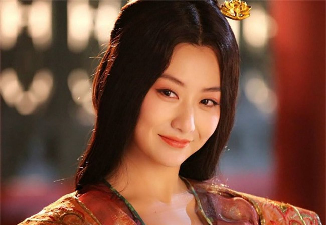 Vi Hoang hau dep tuyet vi mot que boi truan chuyen 6 doi chong