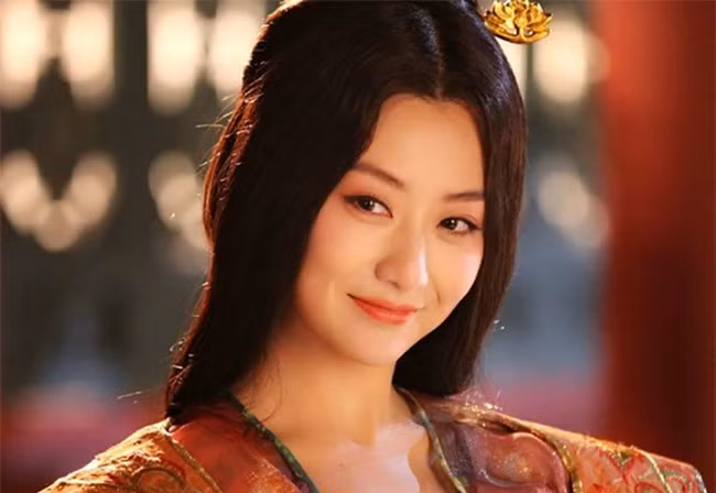 Vi Hoang hau dep tuyet vi mot que boi truan chuyen 6 doi chong