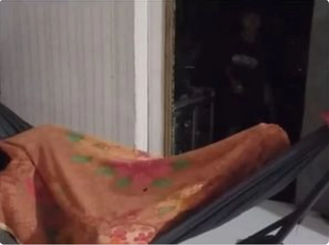 Nguoi dan ong bi danh thuc, giat thot tim khi nhin ra phia cua-Hinh-3