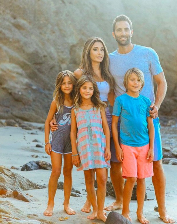 "Tôi rất biết ơn sự quan tâm của các bạn nhưng các con của tôi đều khỏe mạnh và hạnh phúc. Chúng có một tuổi thơ vui vẻ và được chơi đùa thỏa thích mỗi ngày… Một bức ảnh không thể nói lên tính cách hay chất lượng cuộc sống của các con tôi", chị Jaqi khẳng định. Hiện hai chị em Leah và Ava vẫn tham gia chụp ảnh quảng cáo nhưng lịch trình công việc thường được xếp vào cuối tuần để không ảnh hưởng đến việc học. Trong khi đó, Jaqi và chồng đảm nhận trách nhiệm đăng lên Instagram và quản lý các tài khoản mạng xã hội.