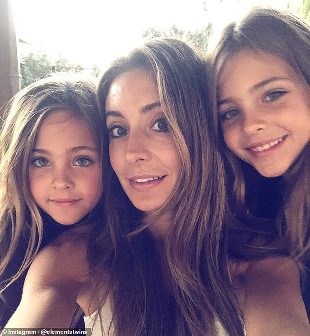 Dù nhận được nhiều lời khen về vẻ ngoài trẻ trung, nhưng trước đó chị Jaqi từng bị chỉ trích vì để hai con làm người mẫu quá sớm. Nhờ nổi tiếng trên mạng xã hội, Leah và Ava nhận được nhiều hợp đồng quảng cáo và xuất hiện trên các tạp chí thời trang. Tuy nhiên một số ý kiến cho rằng hai bé trông buồn bã trong các bức ảnh như thể bị ép chụp hình. Sau đó Jaqi phải lên tiếng đáp trả: "Bạn có gặp chúng chưa? Rõ ràng là chưa vì nếu đã gặp thì hẳn bạn sẽ không nói như vậy".